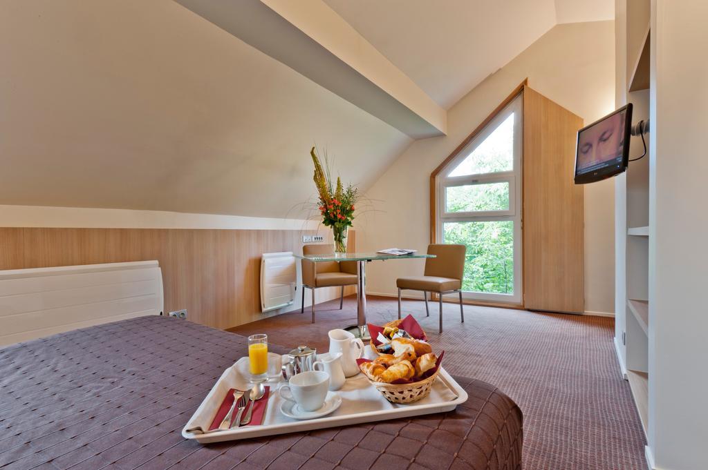 Hotel Domaine Du Manet Saint-Quentin-En-Yvelines Montigny-le-Bretonneux Room photo