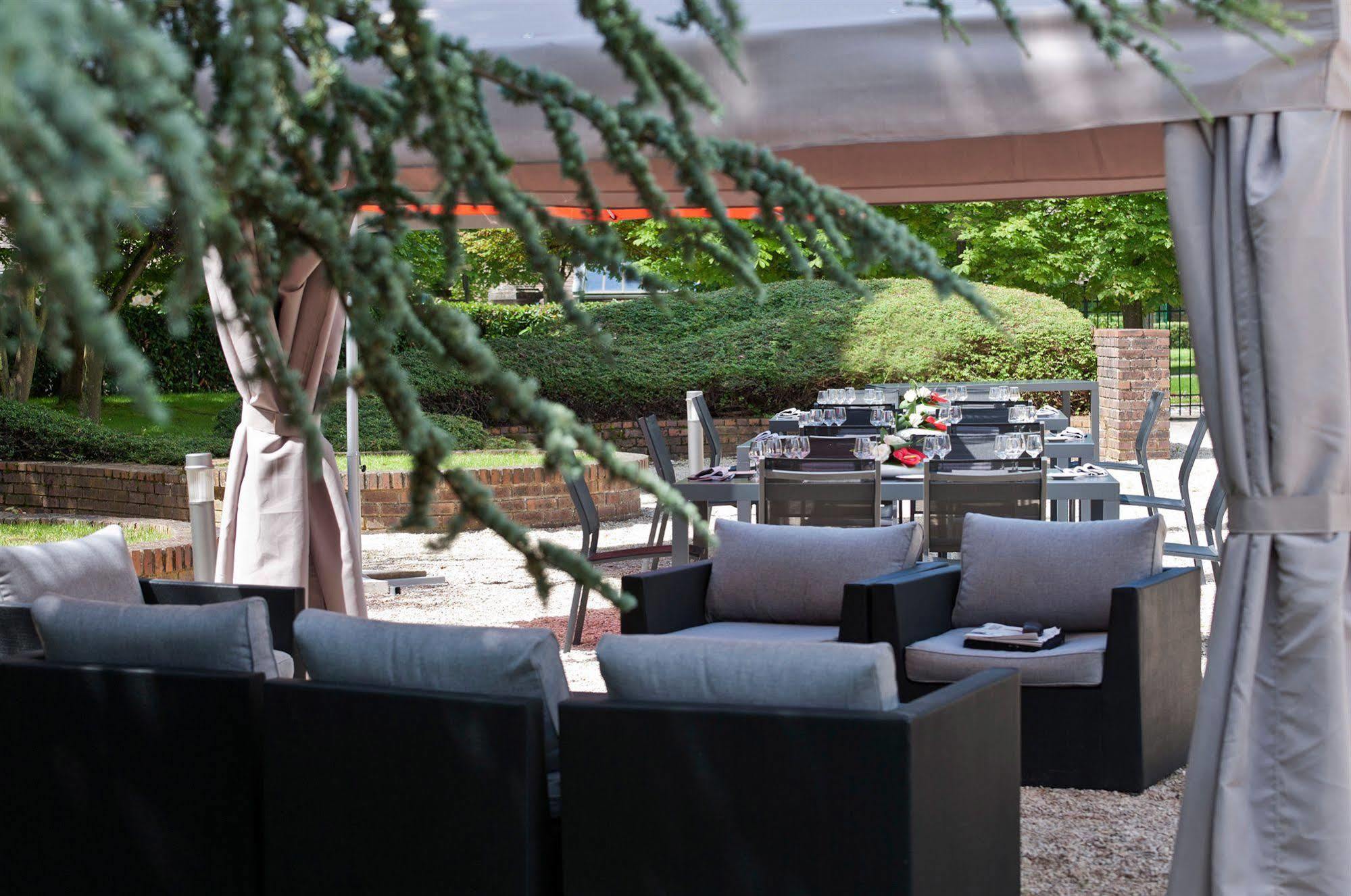 Hotel Domaine Du Manet Saint-Quentin-En-Yvelines Montigny-le-Bretonneux Exterior photo